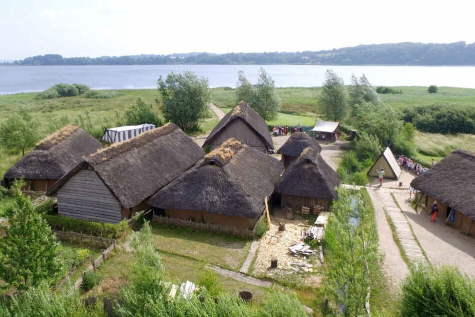 Im Museums-Dorf Haithabu sind Winkingerhäuser originalgetreu nachgebaut. Die Siedlung war im Mittelalter wichtig für den Handel.