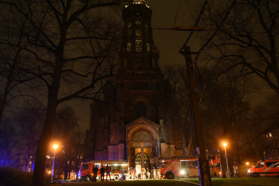 Feuerwehrleute vor der Zionskirche.