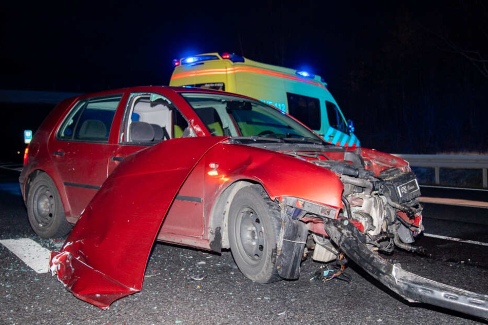 Der VW wurde durch den Aufprall stark demoliert.