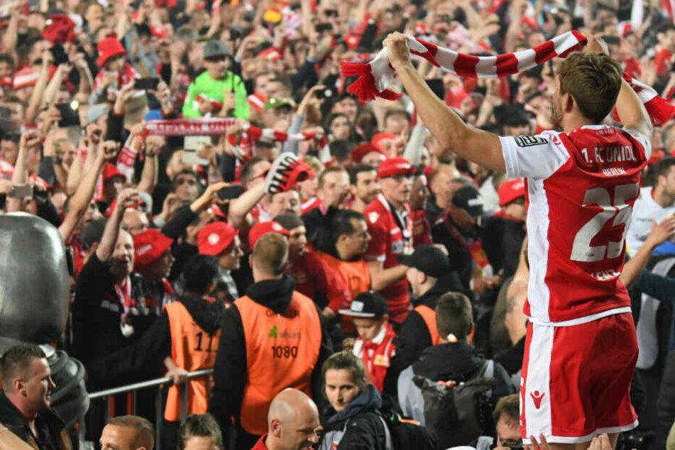 Christopher Lenz feiert mit den Fans.