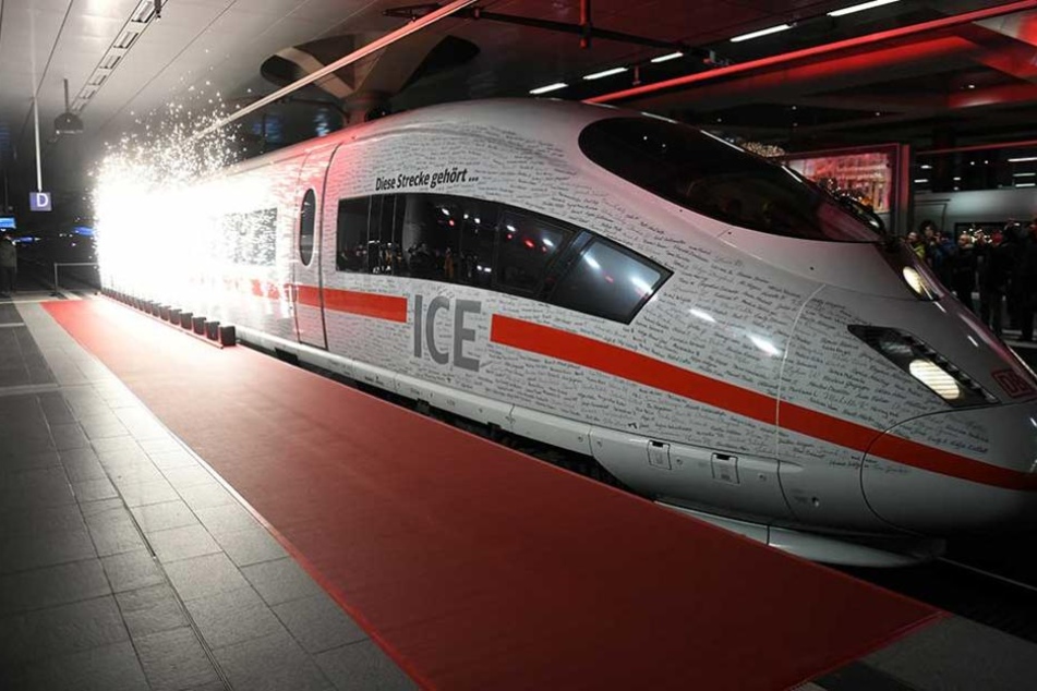 Der Sonderzug fährt am Freitagabend mit fast zwei Stunden Verspätung in München ein.