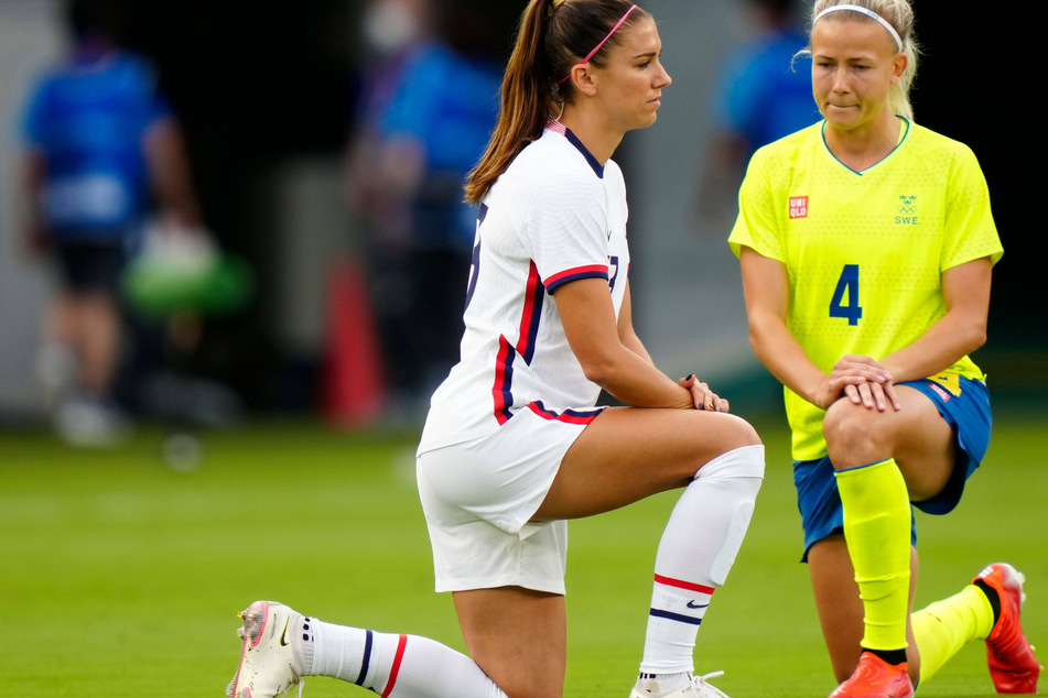Alex Morgan and Hanna Glas taking the knee ahead of the USWNT's 3-0 loss against Sweden.