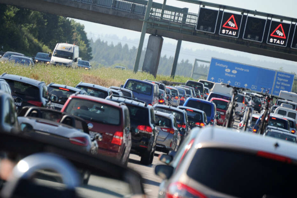 Der dichte Reiseverkehr macht Bayerns Autobahnen dicht. (Symbolbild)