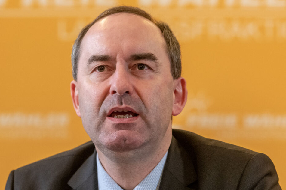 Der Parteichef der Freien Wähler, Hubert Aiwanger, lobte Michael Leonbacher in den höchsten Tönen.