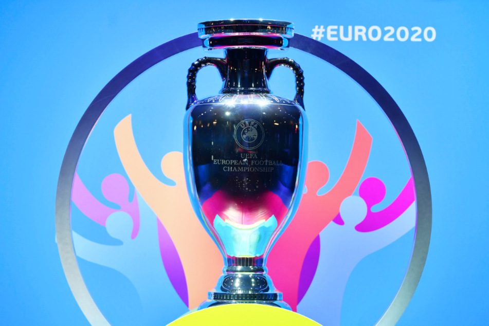 Die EM-Trophäe wird vom Sieger wohl erst ein Jahr später als geplant in die Höhe gestemmt werden können.