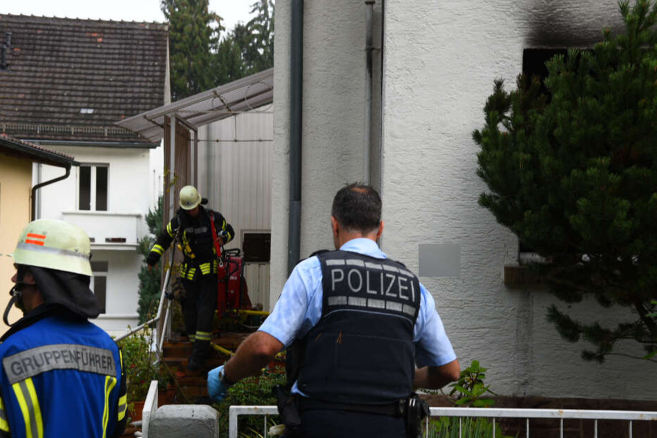 Polizei und Feuerwehr gehen vor Ort ihrer Arbeit nach.