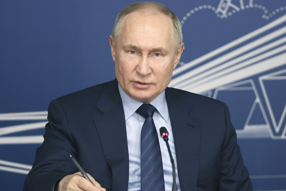 Stift gezückt von Wladimir Putin (71). Dabei ist es doch Russland Präsident, der Post aus Sachsen bekommt, nicht umgekehrt.