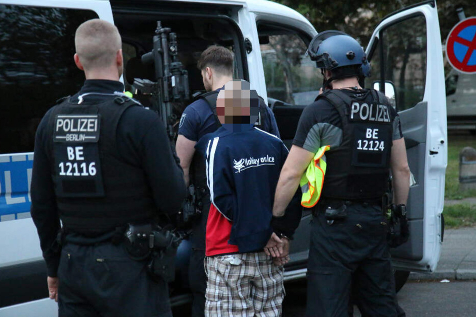 Der mutmaßliche Täter wird abgeführt.