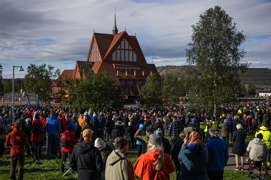 Um das Spektakel mit eigenen Augen zu sehen, versammelten sich mehr als 10.000 Schaulustige in der kleinen Stadt. Selbst der schwedische König Carl XVI. Gustaf ließ es sich nicht nehmen einmal vorbeizuschauen.
