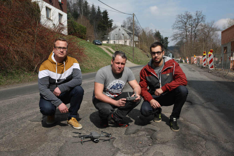 Benjamin Wagner, Mario Schmieder und Marcus Jehmlich (v.l.) haben die Zustände der Staatsstraßen mit einem Drohnen-Film dokumentiert.
