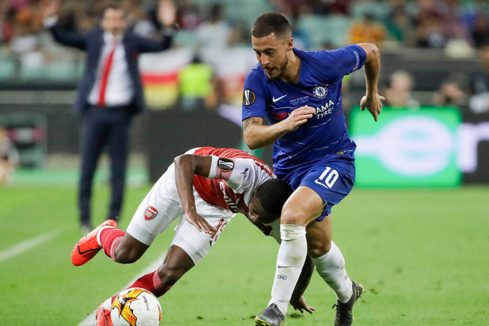 Arsenals Ainsley Maitland-Niles hat große Probleme, Eden Hazard zu folgen.