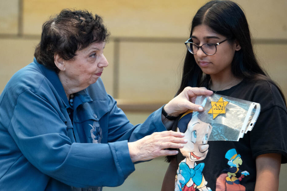 Die Holocaust-Überlebende Inge Auerbacher (84) zeigt einer Jugendlichen wo sie den Judenstern tragen mußte.