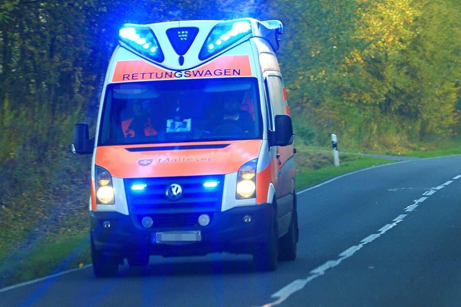 Eine Frau entdeckte den toten Mann in seinem verunglückten Wagen auf einer Landstraße nordwestlich von Magdeburg (Symbolbild).