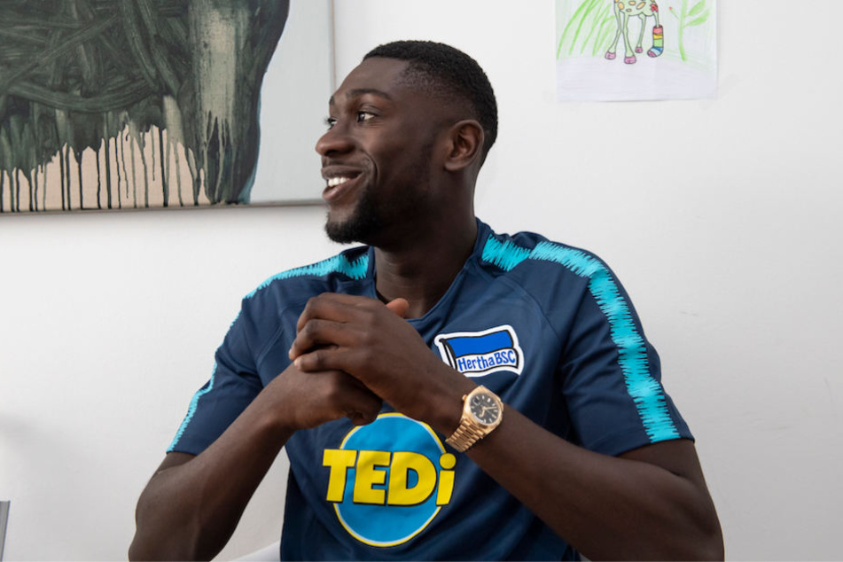 Mit schicker goldener Rolex-Uhr am Handgelenk schlüpfte Derrick Luckassen (23) in das Hertha-Trikot.