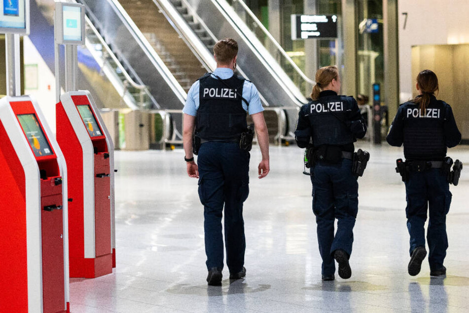 Frankfurt: Am Frankfurter Flughafen: Familienvater vor den Augen seiner Tochter brutal attackiert