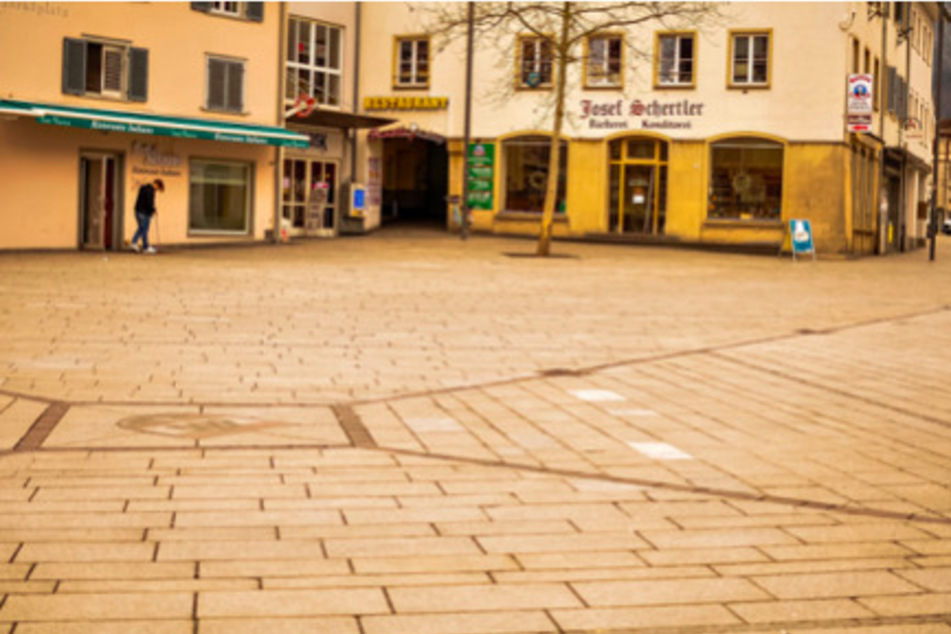 Leere Straßen und Plätze sind das Resultat der gesundheitspolitischen Gegenmaßnahmen, um die Ausbreitung des Coronavirus einzudämmen. Die wirtschaftlichen Folgen – nämlich Liquiditätsengpässe – betreffen Unternehmen und Privatpersonen gleichermaßen.