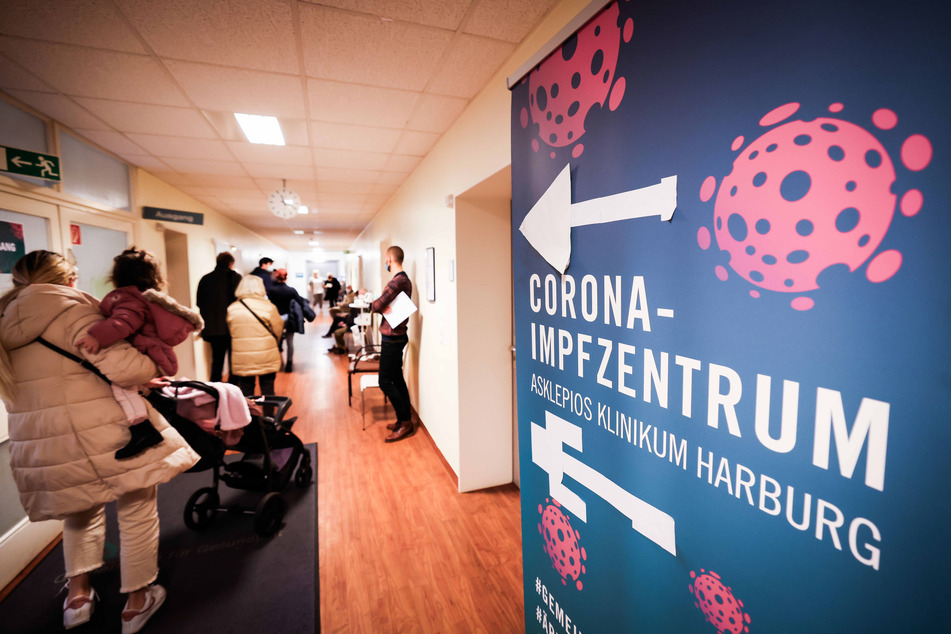 Zahlreiche Menschen warten im Corona-Impfzentrum im Asklepios Klinikum Harburg in einem Gang. Angesichts der rasant steigenden Corona-Zahlen setzt auch Hamburg auf Auffrischungsimpfungen, die Nachfrage nach den Booster-Impfungen steigt.