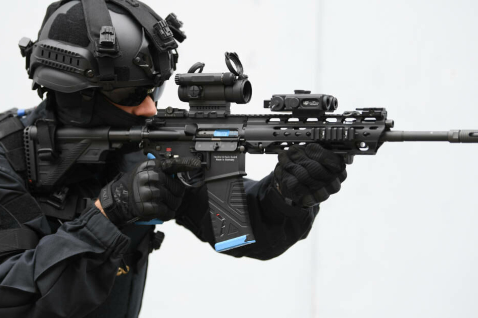 Ein Polizeibeamter präsentiert bei einer Anti-Terror-Übung ein neues G38-Gewehr, das zu Übungszwecken mit einem projektillosen Lasersystem "Force on Force" für Langdistanzen ausgerüstet ist.
