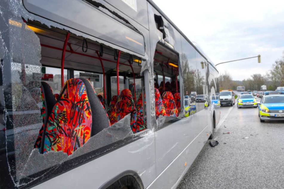 Nach dem Unfall sieht der Bus dermaßen demoliert aus, dass es an ein Wunder grenzt, dass niemand schlimmer verletzt wurde.