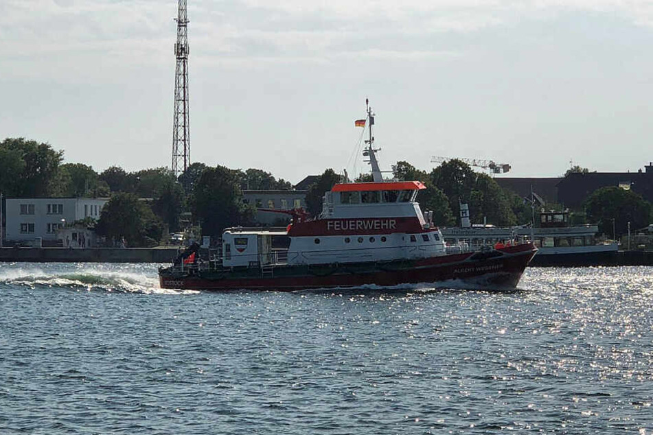 Auch die Feuerwehr schickte ein Boot los, um nach dem 55-Jährigen zu suchen.