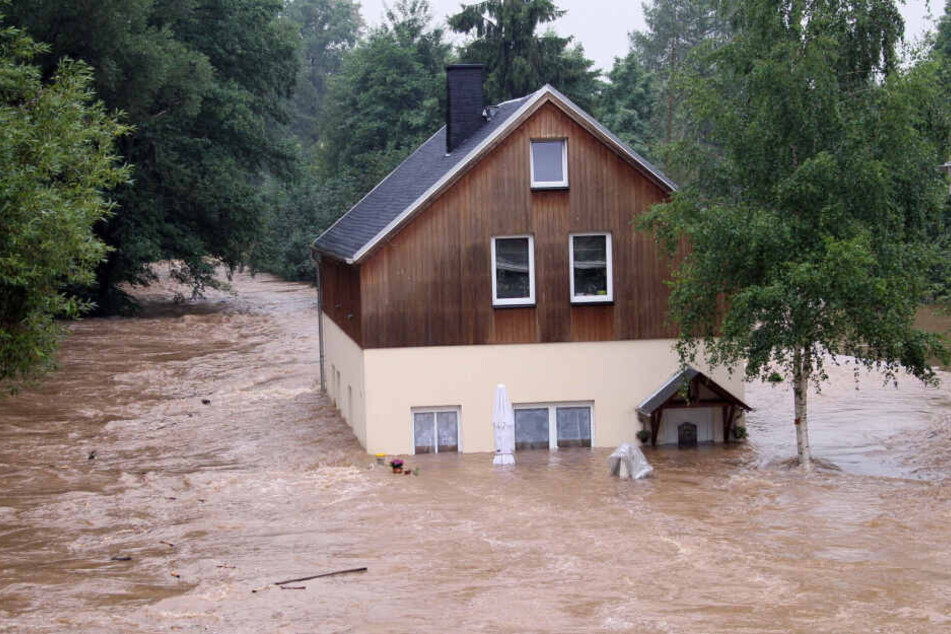 Bei drei Jahrhundert-Hochwassern in elf Jahren umschlossen Fluten der Würschnitz Harthauer Häuser.