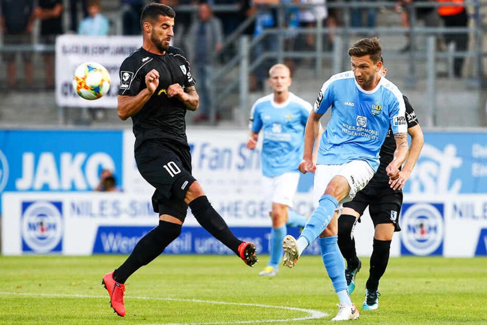 Matti Langer (r.) hatte kurz vorm Ende die Chance zum Siegtreffer für den CFC. Leider landete der Ball auf dem Querbalken des Magdeburger Gehäuses. (Symbolbild)