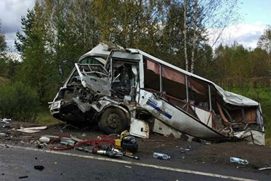 Der Kleinbus wurde bei dem Unfall komplett zerstört.