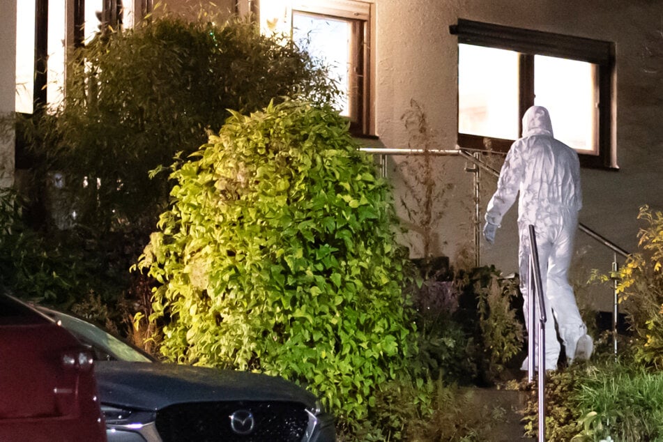 Drei Leichen in Haus gefunden: Bei Toten handelt es sich um Familie, nur Sohn konnte noch flüchten