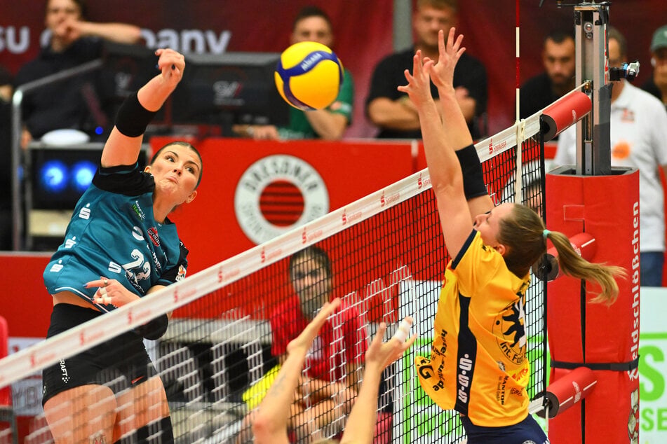 Gegen ihr Ex-Team versenkte Mackenzie Foley (l.) nicht nur den Ball zum zweiten Satz.