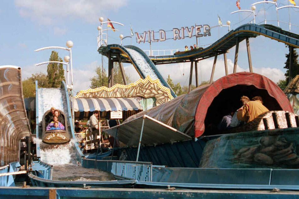 Die Wasserrutsche "Wild River" im Vergnügungs- und Freizeitpark Plänterwald in Berlin, aufgenommen am 20.05.1991.
