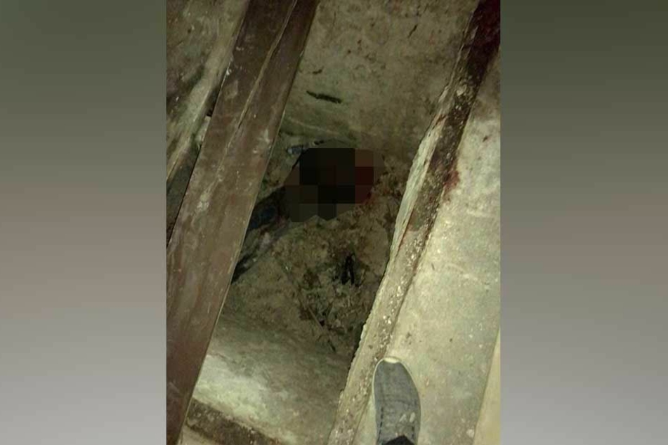 Ein Handy-Foto, das der mutmaßliche Killer geschossen hat - und das fassungslos macht: Christopher W. liegt tot in der Grube.
