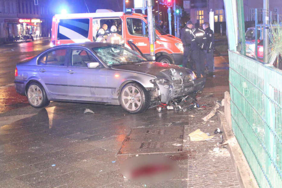 Sanitäter kümmern sich um die Verletzten.