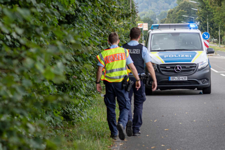 Das Kind wurde am Unglücksort von einem Zug erfasst. Polizisten sicherten Spuren am Unfallort.