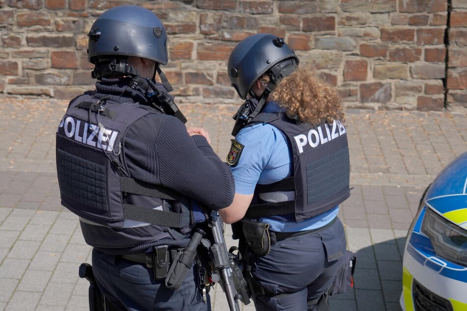Zahlreiche Beamte sind schwer bewaffnet.