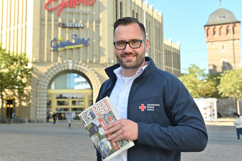 Das DRK braucht dringend Nachschub: DRK-Mitarbeiter Mario Held (36) wirbt deshalb für die Blutspendenaktion in der Galerie Roter Turm. Wer sich piksen lässt, bekommt eine MOPO, einen Kino- und einen Imbissgutschein gratis.