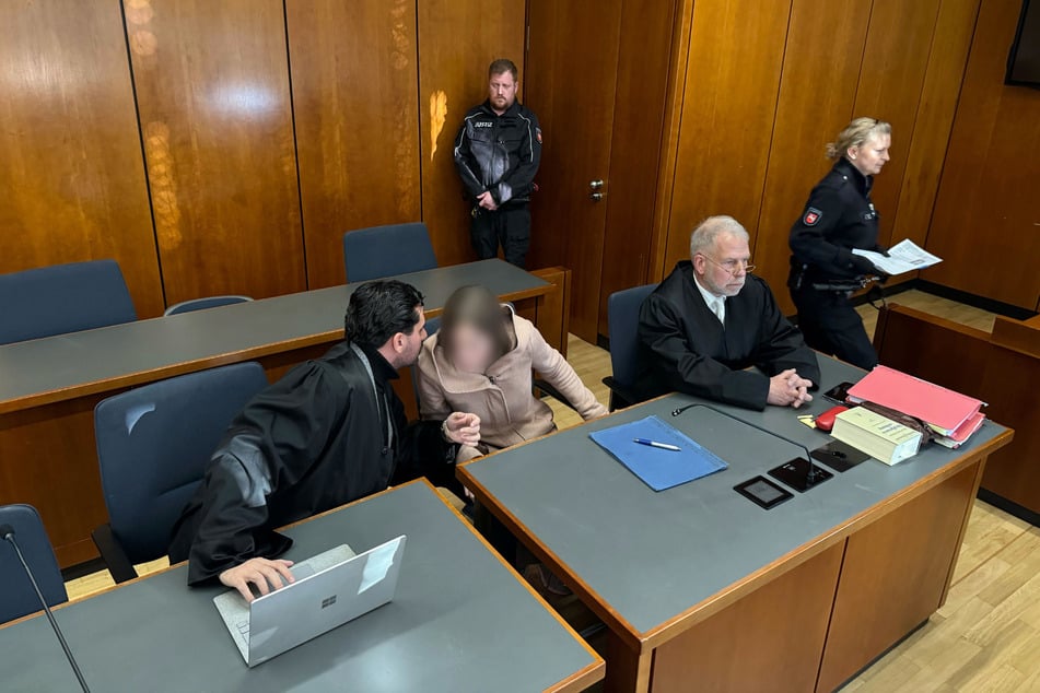 Die Angeklagte (24) schlug das Mädchen (†15) mit einem Stein und fügte ihr anschließend für einen Suizid typische Schnittverletzungen zu. (Archivfoto)