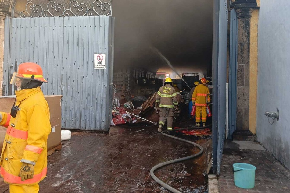 Feuerwehrleute versuchen, dem Feuer Herr zu werden.