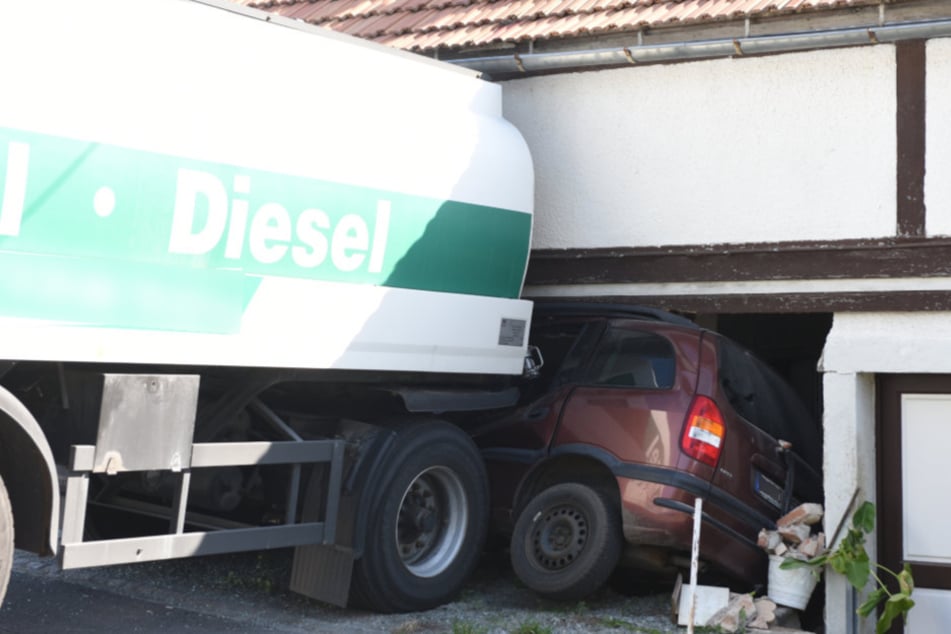 Der Tanker schob den Wagen unter eine nahegelegene Hauswand.