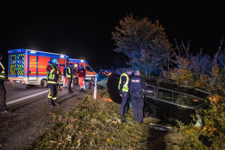 Einsatzkräfte der Feuerwehr und Polizei sichern den Unfallort.