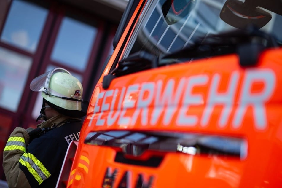 Die Feuerwehr war bis Mitternacht im Löscheinsatz. (Symbolbild)