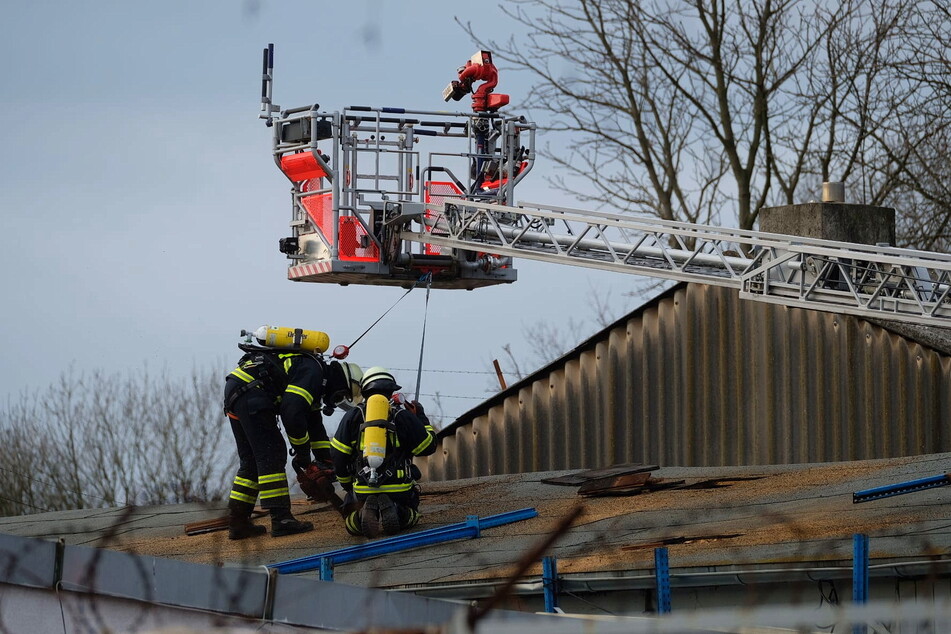 Die Feuerwehr Hamburg musste mithilfe einer Drehleiter die Dachhaut aufbrechen, um an den Brandherd zu gelangen.