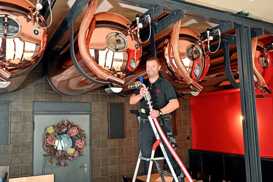 Braumeister Jens Berndt (37) ist froh: Statt schwere Fässer schleppen zu müssen, wird das Bier nun einfach per Schlauch getankt.