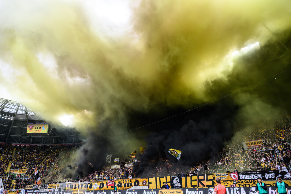 Die Anhänger von Dynamo Dresden im Mai beim Spiel gegen den MSV Duisburg. Auch der Drittligist wurde für Pyro-Verfehlungen schon häufiger zur Kasse gebeten.