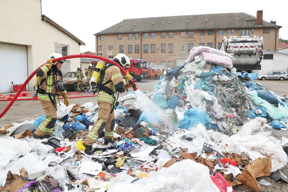 Die Freiwilligen Feuerwehrleute rückten schnell zu dem brennenden Müll aus.