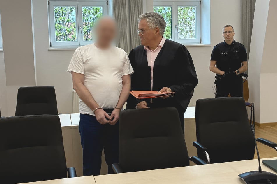 Ein 52-Jähriger wurde wegen versuchten Mordes mit einem Fleischerbeil von der Staatsanwaltschaft Erfurt angeklagt.