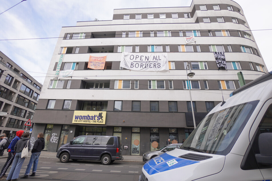 Berlin: Polizei räumt von Aktivisten besetztes Hostel in Mitte!