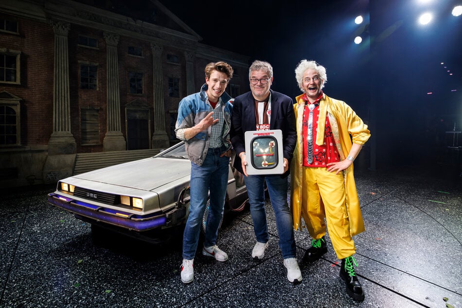 Marty-McFly-Darsteller Raphael Groß (l.) zeigte sich im Anschluss an Eltons Premiere begeistert über dessen Leistung als Schuldirektor Gerald Strickland.
