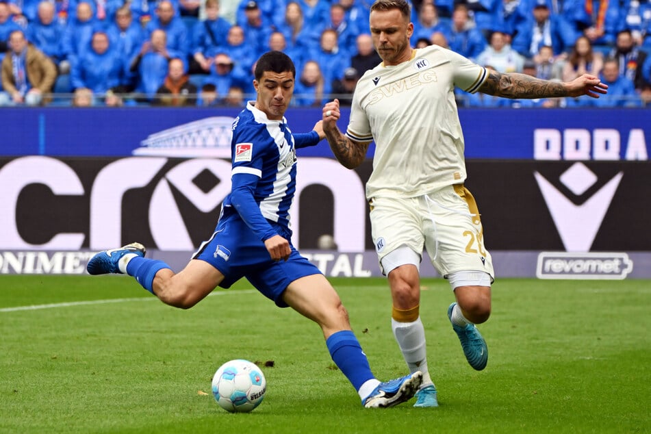 Maza trifft zum 1:0, verletzt sich beim Torschuss aber.