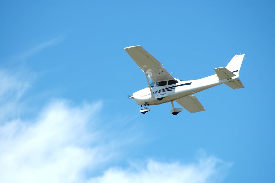 Der 65-jährige Pilot eines Leichtflugzeuges stürzte ab. Er kam mit Verletzungen davon. (Symbolbild)