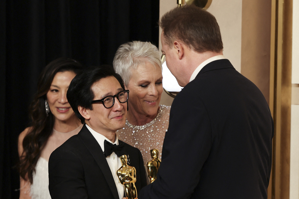 Everything Everywhere All At Once pulled off a hat trick of best actress (Michelle Yeoh, l.), best supporting actor (Ke Huy Quan, c.), and best supporting actress (Jamie Lee Curtis).